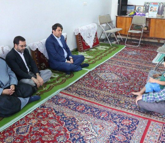 دیدار استاندار یزد با خانواده شهیدان پاکنژاد
